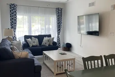 Image de Brand new Condo located in waterfront gated community only 7 miles from beach.