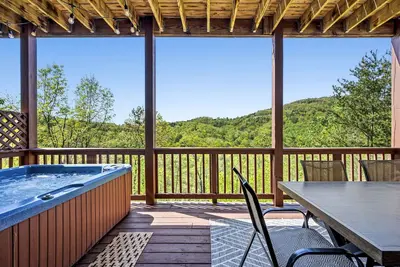 Image de Beautiful Views! Private hot tub Community pool Open! Family game room!