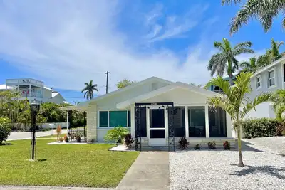 Image de Spacious beach cottage steps from the beach on Anna Maria Island