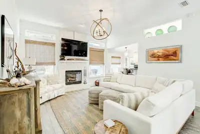 Image de Pet Friendly | Updated Private Home | One Block From the Beach | Fully Fenced Backyard