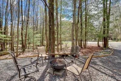 Image de 6 Mi to Lake Wallenpaupack: Poconos Getaway!