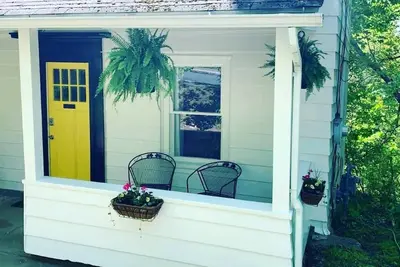 Image de Endearing cottage in the Berkshires, walking distance to downtown and Mass MoCA.