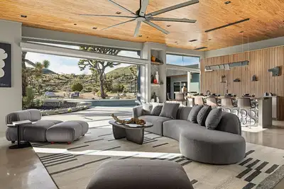 Image de Dragonfly by Fieldtrip | Luxe Oasis w Resort Pool