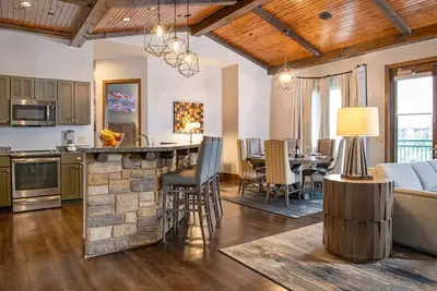 Image de 2 Bedroom Presidential, at Glacier Canyon Lodge! Waterpark passes included!