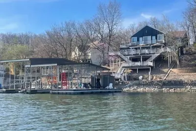 Image de Enjoy Lakeside Luxury At It's Finest