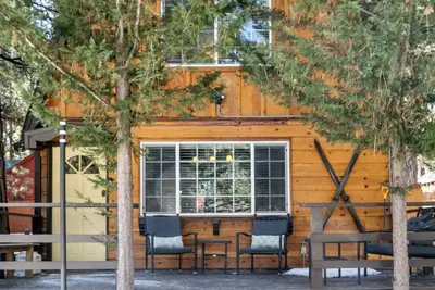 Image de Cozy cabin with spa. Dog friendly. Close to everything.