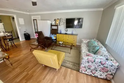Studio with Full Kitchen Private Entrance