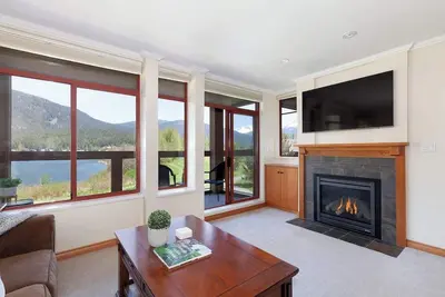 Image de Condo with Lake & Golf Course Views from Balcony