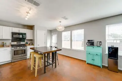 Image de Minutes from Airport, Cota, Dt! Big East Atx Home!