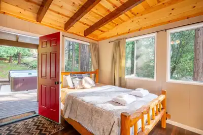 Image de Yosemite Vintage Villa w\/Hot tub