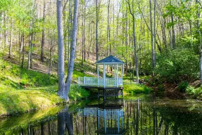 Image de Rustic 3br w/ Private Pond + Firepit~Near Trails