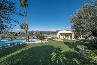 Image de Baie des Anges : Maison sur les collines de Nice avec vue mer et montagnes