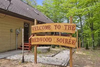 Image de The Redwood Soiree, Hot tub, fast Wi-Fi, gym, arcade room and more