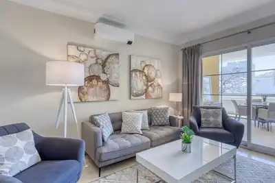 Image de Bel Appartement à Estepona avec Terrasse Sud, Piscine et Proximité Marina - 2 Chambres, 2 Sdb