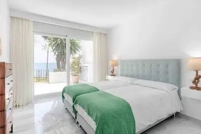 Image de Appartement luxueux en bord de mer avec piscine, jardins, tennis et restaurant à Estepona