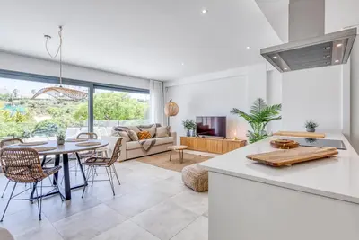 Image de Appartement moderne avec piscine et terrasse ensoleillée, Estepona centre, près de Marbella