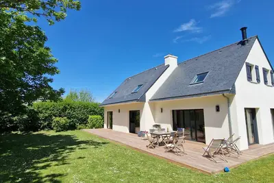 Image de Maison moderne et confortable avec grand jardin à 200m de la plage