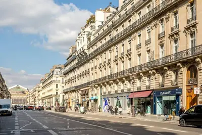 Image de Luxury 4 Bedroom/ 3 Bathroom Apartment in Louvre