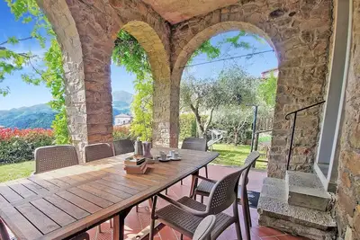 Image de Maison en pierre avec belle loggia, piscine privée, commodités à pied.