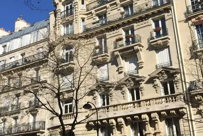 Exceptional location, a few steps from shops, the Champs-Élysées at 10 min walk