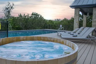 Spicewood Lodge w\/Pool & Hot-Tub