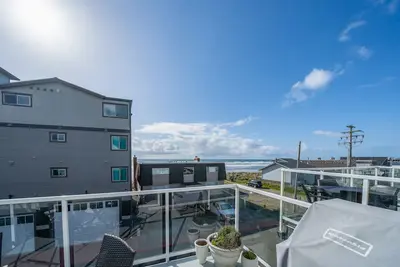 Image de Three level town home with Ocean/Mountain Views and Easy Beach Access.