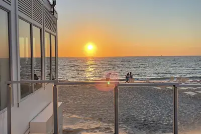 Image de Beach House, 5 min Walk to Old Silver Beach!