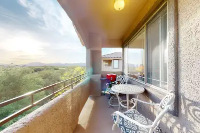 Image de Desert condo with pool, hot tub, & grill access - balcony, W/D, & central Ac