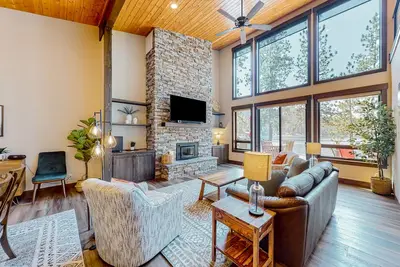 Image de Luxury brand-new lake home with a dock, large deck, fireplace, & Ping-Pong
