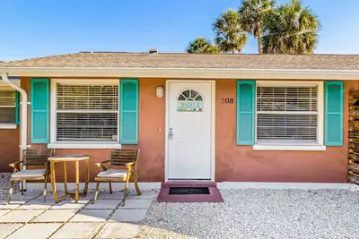 Image de 2 Bedroom Duplex with private yard, patio, Ac, & W/D - walk to beach