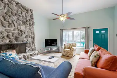 Image de Dog-friendly coastal escape with yard and central Ac - community amenities