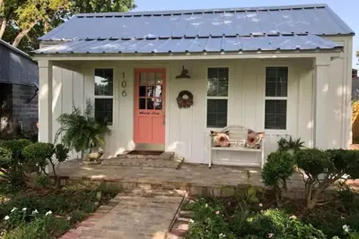 Image de Ruby's Foxcroft Cottage -Steps from Downtown! \nSleeps 6, Covered Deck, Golf Cart
