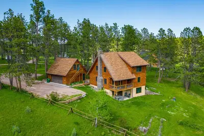 Image de Tranquil mountain-view cabin with fireplace, hot tub, grill, balcony, and patio