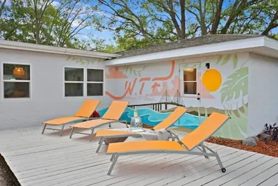 Image de Tropical Divide\" Stylish Pool Home Close to Beach