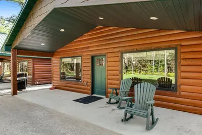 Image de Inviting dog-friendly cabin with hot tub, fireplace, patio, grill, central Ac, & W\/D