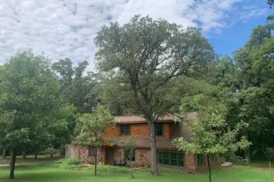 Image de The Gate House in Edmond, Oklahoma - Luxury living, fine dining, shopping, and entertainment!