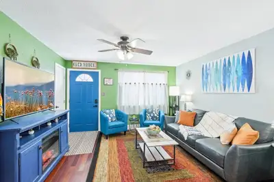 Image de Vibrant Pet and Family friendly fully fenced yard great location