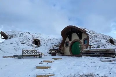 Image de Full-sized Hobbit House. Fantasy setting with modern comforts