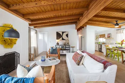 Image de Beautifully renovated West Newport townhome - 1 min walk to beach