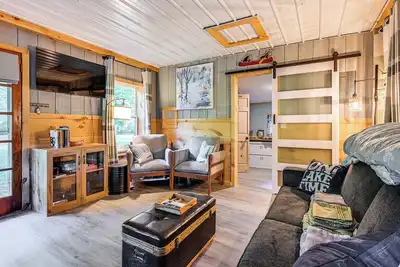 Image de Cozy Gladwin Cottage w\/ Fire Pit: Near Hunting!