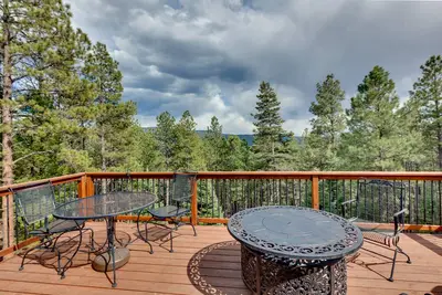 Image de Angel Fire Rental Cabin w/ Hot Tub & Mountain View