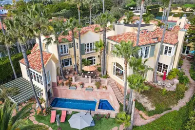 Image de Stunning Malibu Oceanfront Estate w/ 2 Guesthouses, Pool, Tennis Court