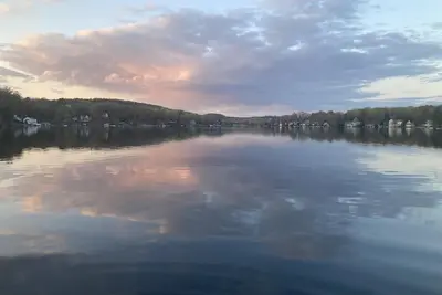 Image de Newly renovated year-round Lakefront rental on Highland Lake! ! ! Sleeps 8-9!