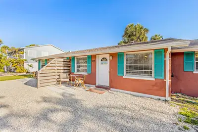 Image de Full duplex with separate outdoor areas, 2 kitchens, & W/Ds - walk to beach