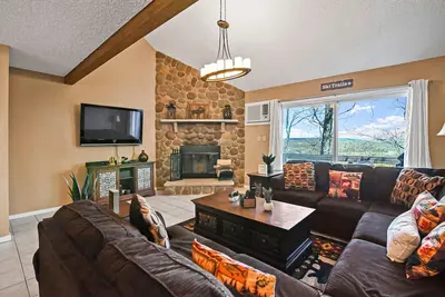 Image de Stellar mountain-view townhome with tennis courts, grill, patio, balcony, & Tv