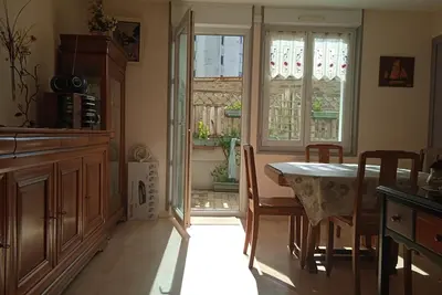 Image de Appartement / Maison avec sa petite cour, dans une rue calme, proche de tout.
