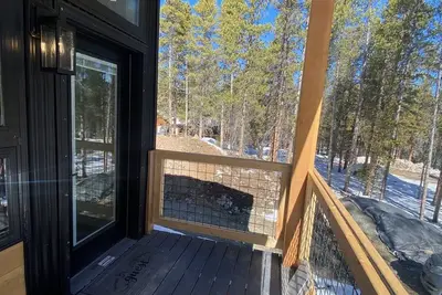 Image de modern 2 bedroom on a spacious wooded lot