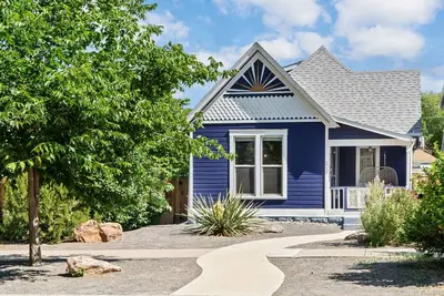 Image de Modern downtown Victorian with open living/kitchen.