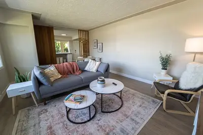 Image de Heart of Downtown Kamloops - W\/D + King Bed