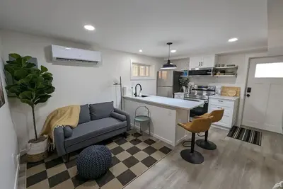 Image de 90 Day+ Studio Basement Suite